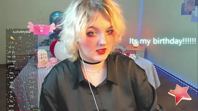 Stripchat sex cam lauracutiecore_
