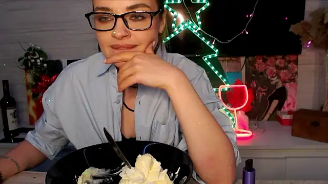 Stripchat sex cam VikkiVyper